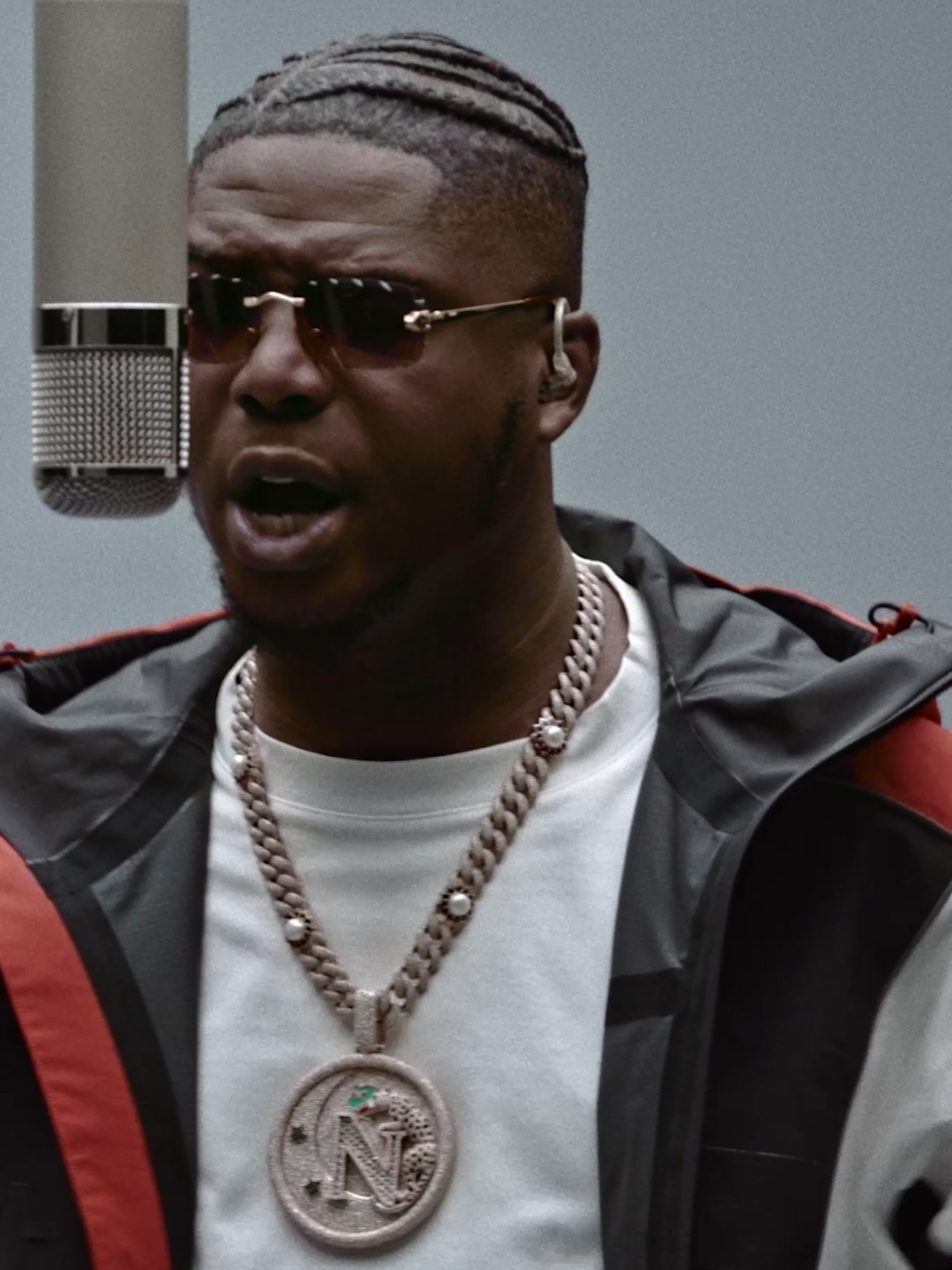 French rap powerhouse Ninho (@ninhosdt) ignites the COLORS stage with ‘Skywalker Haze’, a performance defined by his raw energy and ferocious delivery. #ninho #paris #france #skywalker #haze