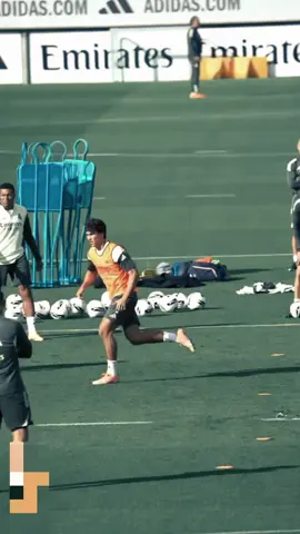 Setelah di beri libur 2 hari oleh Xabi Alonso, pagi ini pemain Real Madrid melakukan sesi latihan di Valdebebas persiapan Laliga Jornada 11 kontra Valencia #training #realmadridfc #madrid #foryou #fyp 