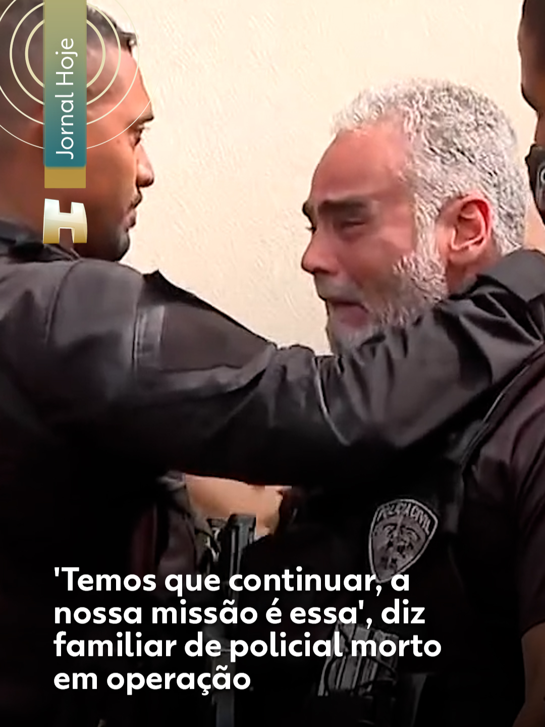 Rio de Janeiro - O governo do RJ confirmou nesta quarta-feira (29) 121 mortos na megaoperação nos complexos do Alemão e da Penha contra o Comando Vermelho. Foram 4 policiais e 117 suspeitos, segundo o secretário da Polícia Civil, o delegado Felipe Curi. Foi a operação mais letal da história do estado. Moradores do Complexo da Penha, na Zona Norte do Rio de Janeiro, afirmaram ter encontrado pelo menos 74 corpos, que foram levados para a Praça São Lucas, na Estrada José Rucas, uma das principais da região, ao longo da madrugada desta quarta-feira (29). Curi disse que foram 63 corpos achados na mata. Amigos e familiares de um dos policiais mortos se despediram nessa quarta. Clique em 'leia o artigo' para ler a reportagem completa. #g1 #tiktoknotícias #g1local #RiodeJaneiro