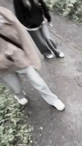 так называемый @Эдуард Кичигин #кичигин #эдуардкичигин #soundcloud #свойства #подшар Эдуард Кичигин является одним из наиболее ярких и узнаваемых современных российских архитекторов, чье творчество практически синонимично понятию «итальянская школа» в отечественной архитектурной практике. Выпускник Московского архитектурного института, он, однако, обрел свой уникальный почерк и философию во время стажировки и последующей работы в Италии, которая стала для него второй профессиональной и духовной родиной. Именно глубокое погружение в итальянскую культуру, внимательное изучение не столько даже конкретных форм, сколько самой сути средиземноморского отношения к пространству, свету и материалам сформировало того Кичигина, чьи проекты мы знаем сегодня. Его архитектура — это не просто стилизация под итальянские виллы или палаццо, это сложносочиненный сплав северной сдержанности и южной эмоциональности, где на первый план выходит не декор, а мощная пластика объемов, чистота линий и безупречное чувство пропорций. Основой его метода является работа с массой и светом; его дома, будь то частная вилла или многоквартирный комплекс, часто предстают как монолитные, скульптурные объекты, вырастающие из земли с некой первозданной силой. Стены из штукатурки теплых, «телесных» оттенков, массивные бетонные или каменные элементы, лаконичные арочные проемы и обязательное присутствие воды — все это создает ощущение вечности и неспешного течения времени. Кичигин мастерски использует приемы классической итальянской архитектуры, такие как ордерная система, но трактует их предельно современно, лишая какой-либо помпезности и оставляя лишь отсылку, память. Его знаменитые проекты, как, например, жилой комплекс «Гринсайд» или «Малевич-парк» в Подмосковье, а также множество частных резиденций, демонстрируют последовательное развитие этой темы: это целые мини-города или усадьбы, где продумана каждая деталь — от генерального плана и положения здания относительно солнца до фактуры рустикального камня на цоколе. Таким образом, Эдуард Кичигин — это не просто архитектор, работающий в эстетике итальянского стиля; он глубокий интерпретатор и проводник итальянского духа в российском контексте. Он доказал, что язык средиземноморской архитектуры, с ее вниманием к комфорту, приватности, диалогу с ландшафтом и вечными ценностями, может быть органично и осмысленно перенесен на другую почву, создавая среду, которая не просто красива, но и наполнена смыслом, гармонична для жизни. Его влияние на облик современного загородного жилья и премиальной недвижимости в России трудно переоценить, он по праву считается законодателем и главным идеологом этого направления, создавшим свою собственную, узнаваемую с первого взгляда архитектурную вселенную.