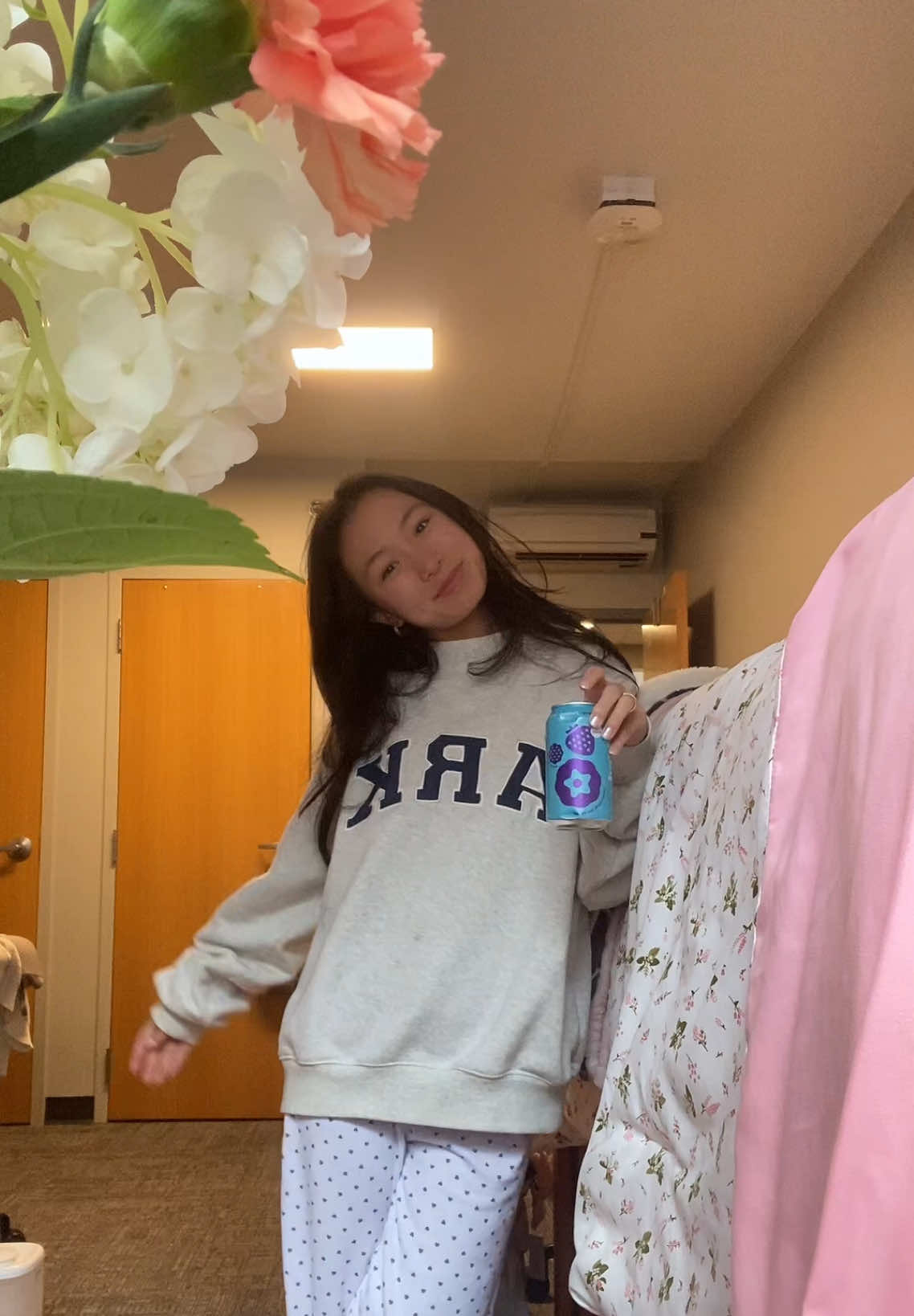 dented can but still so yummy 😋 @drinkpoppi #poppiambassador #OOTD #parke #cozyvibes #morning #collegelife 