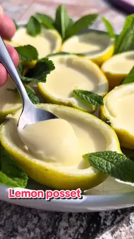Lemon posset, avagy a világ legfinomabb citromkrémje 3 hozzávalóból -REPOST- Hozzávalók: 4 db citrom 2 dl habtejszín (30%-os) 60 gramm kristálycukor Elkészítés: A citromokat félbevágom és egy kanál segítségével kiszedem a belsejüket. A citromhéjakat fogom használni tálként. A citromlevet kifacsarom, ezt fogom majd használni a desszerthez. Egy lábasba öntöm a habtejszínt, ízlés szerint reszelek bele citromhéjat. Én nem igazán rajongok a citromhéj ízéért, így csak keveset tettem bele. Ezután hozzáadom a cukrot is majd felforralom és forrás után pár percig főzöm. Lehúzom a tűzről és hozzáadok 6 evőkanálnyit a citromléből. Érdemes kóstolgatni és ízlés szerint tenni bele még cukrot vagy citromlevet. Ezután lehet is tölteni a krémet a citromhéjakba. Ha marad ki krém, mehet kis tálkákba is. Én 3 dl tejszínből készítettem és tálba is került krém. Hűtőben kihűtöm a desszerteket 2-3 óra alatt.  #citrom #desszert #lemon #lemonposset 