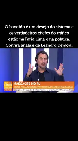 🧠 Leandro Demori, em análise no ICL Notícias, afirma que o “bandido” das favelas é uma construção conveniente do sistema — enquanto os verdadeiros chefes do tráfico operam com terno e gravata na Faria Lima e nos bastidores da política. 🔍 O que diz a análise: Na reportagem publicada pelo ICL Notícias e assinada por Leandro Demori, Cesar Calejon e Flávio VM Costa, os jornalistas revelam detalhes da Operação Carbono Oculto, que desmantelou um esquema bilionário de lavagem de dinheiro ligado ao PCC e a operadores financeiros da Faria Lima, o coração do mercado financeiro em São Paulo. Demori afirma: > “O bandido pobre é o que o sistema quer mostrar. O verdadeiro chefão do tráfico está no andar de cima, lavando bilhões com ajuda de bancos, fintechs e políticos.” 💣 O que revelou a Operação Carbono Oculto: - A Polícia Federal identificou lavagem de R$ 52 bilhões em transações envolvendo empresas de fachada, criptomoedas e bancos digitais.   - A investigação aponta conexões entre o PCC e operadores financeiros da elite, com pagamentos em dinheiro vivo a políticos influentes.   - Um dos nomes citados é o do senador Ciro Nogueira (PP-PI), ex-ministro da Casa Civil de Jair Bolsonaro, que teria recebido sacolas de dinheiro, segundo depoimentos colhidos pela PF. 🧠 A crítica de Demori: - A guerra às drogas nas favelas serve para manter o foco no “inimigo visível”, enquanto o sistema protege os verdadeiros beneficiários do tráfico.   - Ele denuncia a hipocrisia da política de segurança pública, que mata na favela e lucra no mercado financeiro.   - A análise reforça a necessidade de investigação financeira e articulação institucional, como propõe a PEC da Segurança Pública. 📢 Repercussão: - A fala de Demori viralizou nas redes com hashtags como #CarbonoOculto, #TráficoDeGravata, e #PECdaSegurançaJá.   - Ativistas e juristas defendem que a elite econômica e política também seja responsabilizada, e não apenas os jovens negros das periferias.
