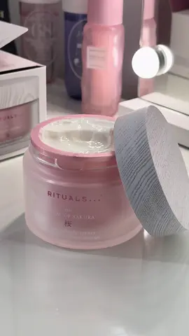 Quand vous mettez cette crème, elle se propage dans toute la pièce. 🎀Nouvelle crème pour le corps favorite. La gamme Sakura est pour moi l’une des meilleures. #ritual #rituales #beaute #rituals #pourtoii 