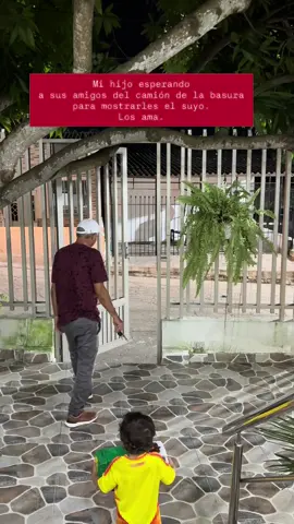 El mejor plan del mundo para mi hijo: ver pasar el camión de la basura ❤️ #basura #toddlermom #trash