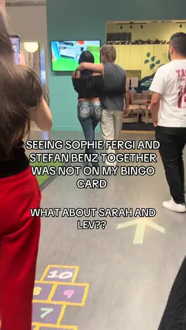 What is going awnnnn #sophiefergi #girltalk #sarahdorthylittle #levcameron 