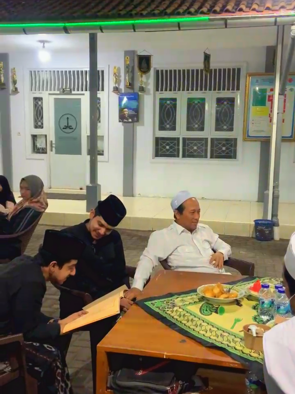 Bib Zaidan ngebasi ta'dzim takrim pada para gurunya, bib anis ngaji sorogan nyambung sanad, keduanya alumni Mts Yayasan Ali Maksum #bibzaidan #bibanis #majlisburdah #yayasanalimaksum #pondokkrapyak 