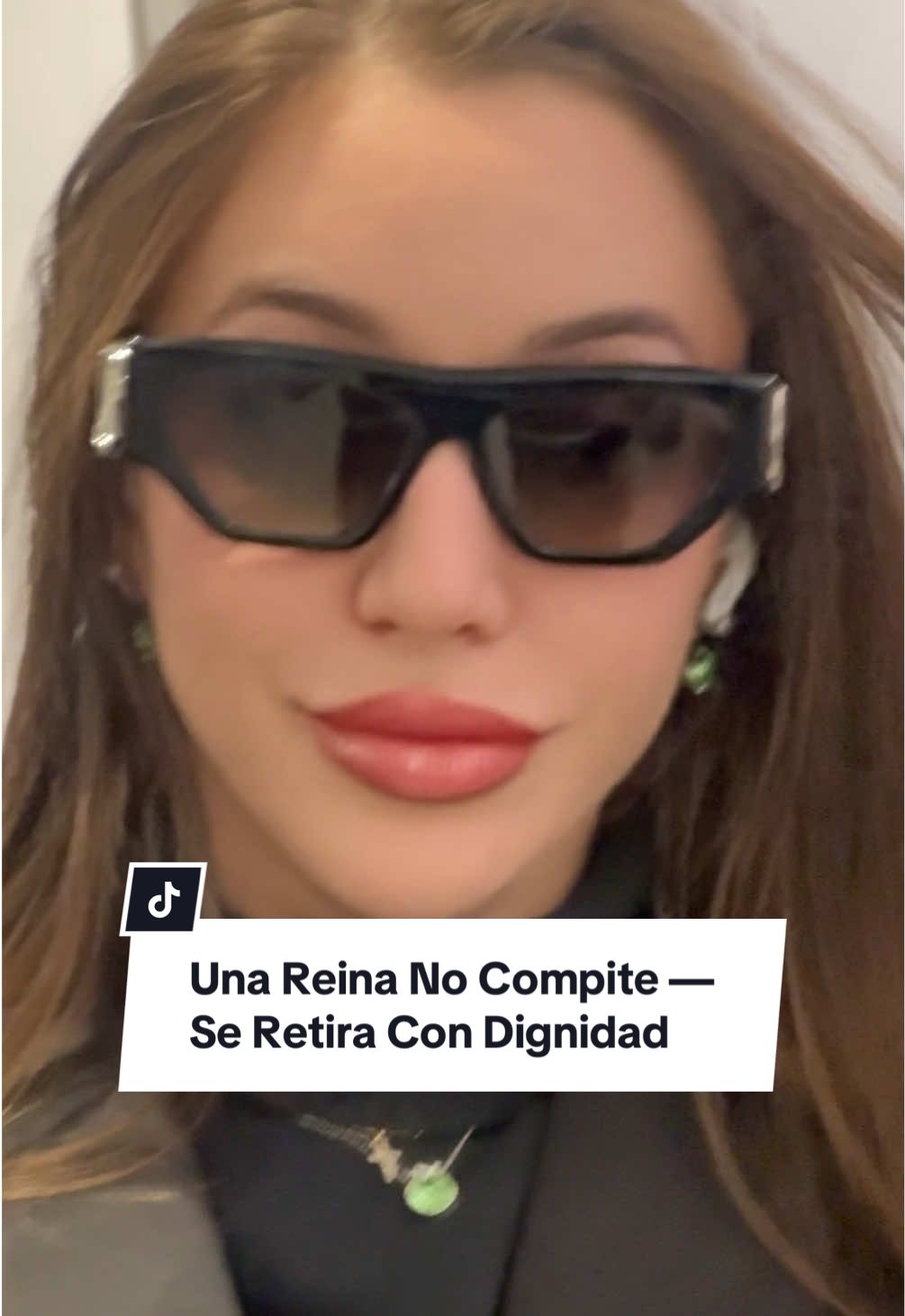 Una mujer verdaderamente educada, una reina, no pelea, no ruega, no se rebaja. Ella no grita para ser entendida ni entra en juegos ajenos. Su poder está en su silencio, en su elegancia y en su capacidad de retirarse sin hacer ruido. Cuando se va, el ambiente cambia. Su ausencia pesa más que mil palabras, y el reino se desmorona sin su energía. Porque donde una reina pone su presencia, florece el respeto. Y cuando la retira, todo se apaga. Ser reina no es dominar a otros, es dominarse a SÍ MISMA ❤️‍🔥. Es saber cuándo hablar, cuándo callar, y sobre todo, cuándo marcharse. ✨ #EnergíaFemenina #mujeresqueinspiran #Reina #paratiiiiiiiiiiiiiiiiiiiiiiiiiiiiiii #oldmoneystyle    