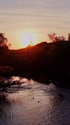 Un atardecer que te desconecta, solo disfruta de él y desconecta. 🌅@DJI Official @DJI Madrid, DJI AUTORIZADO @DJI DE | AT | CH @DJI JAPAN #drone #dji #haro #sunsetlover #larioja 
