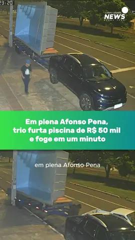 Em plena Avenida Afonso Pena, três homens furtaram uma piscina de sete metros de comprimento, avaliada em cerca de R$ 50 mil, durante a madrugada desta quarta-feira (29).  Nem o tamanho da carga nem o endereço movimentado inibiram a ação dos criminosos. Toda a movimentação, que durou menos de um minuto. Além da piscina, o reboque também foi levado. 👉 Acompanhe as notícias com o Campo Grande News  Por: Gabi Cenciarelli Imagem: Câmera de Segurança 	 #campograndenews #noticias #ms #matogrossodosul