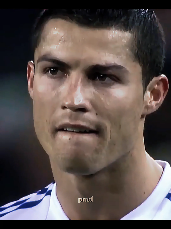 Messi vs Ronaldo 😮‍💨.  #footballtiktok #messi #ronaldo #reactions #fcbarcelona 