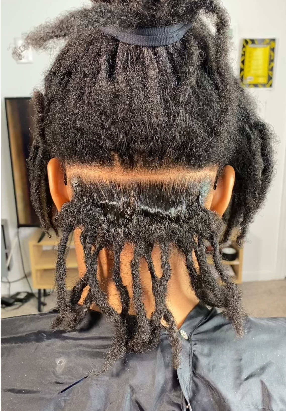 The PERFECT Retwist Tutorial‼️🔥 Like & comment below👇🏾 if y’all want to see more tutorials like this👀😘  💜HAIR INCLUDED for all styles ! 🗓️ Few spots left for October!!  🗓️ November Calendar OPEN NOW!! 🚨 SQUEEZE IN APPOINTMENTS ARE AVAILABLE UPON REQUEST FOR +$30 📍 LOCATED IN GREENSBORO, NC.  Click the link in bio to reserve your spot! ☺️💜 #retwist #retwisttutorial #locs #cltloctician #honoryourstyles