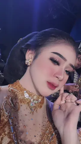 Aku gandrung  mring esemu wong manis…..