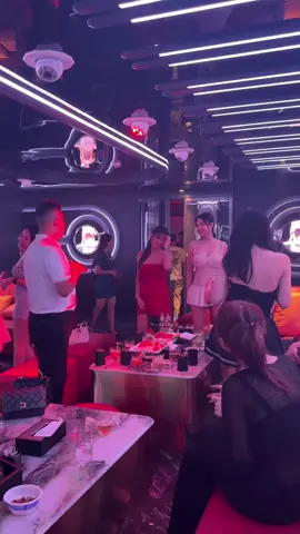 东南亚的KTV就是不同的风格，我们做设计装修都是不一样的设计。#东南亚风情 #柬埔寨ktv #ktvlighting #柬埔寨金边 