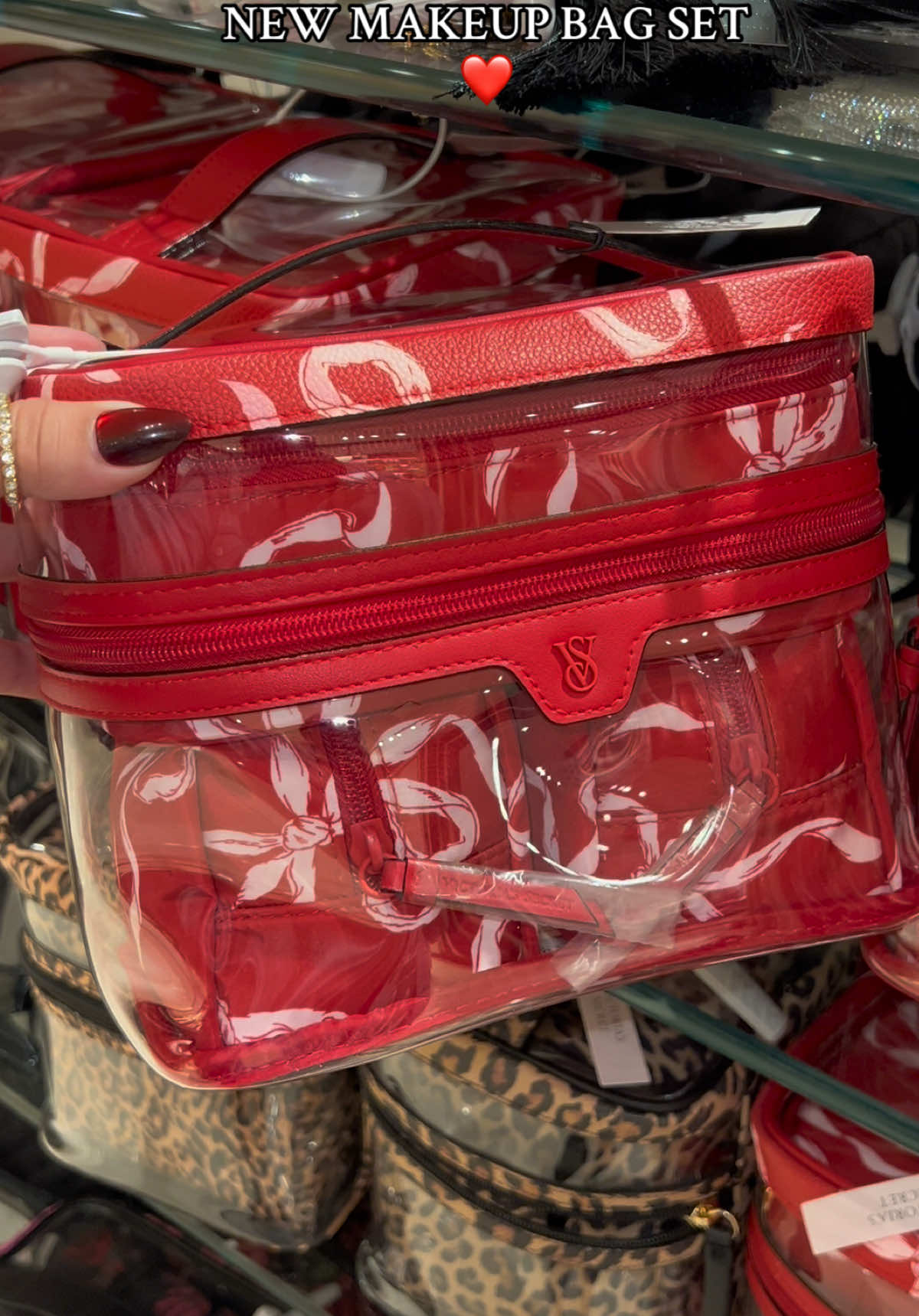 Loving the colors on these #victoriassecret #victoriassecretfashionshow #victoriassecretangel #cosmeticbag 