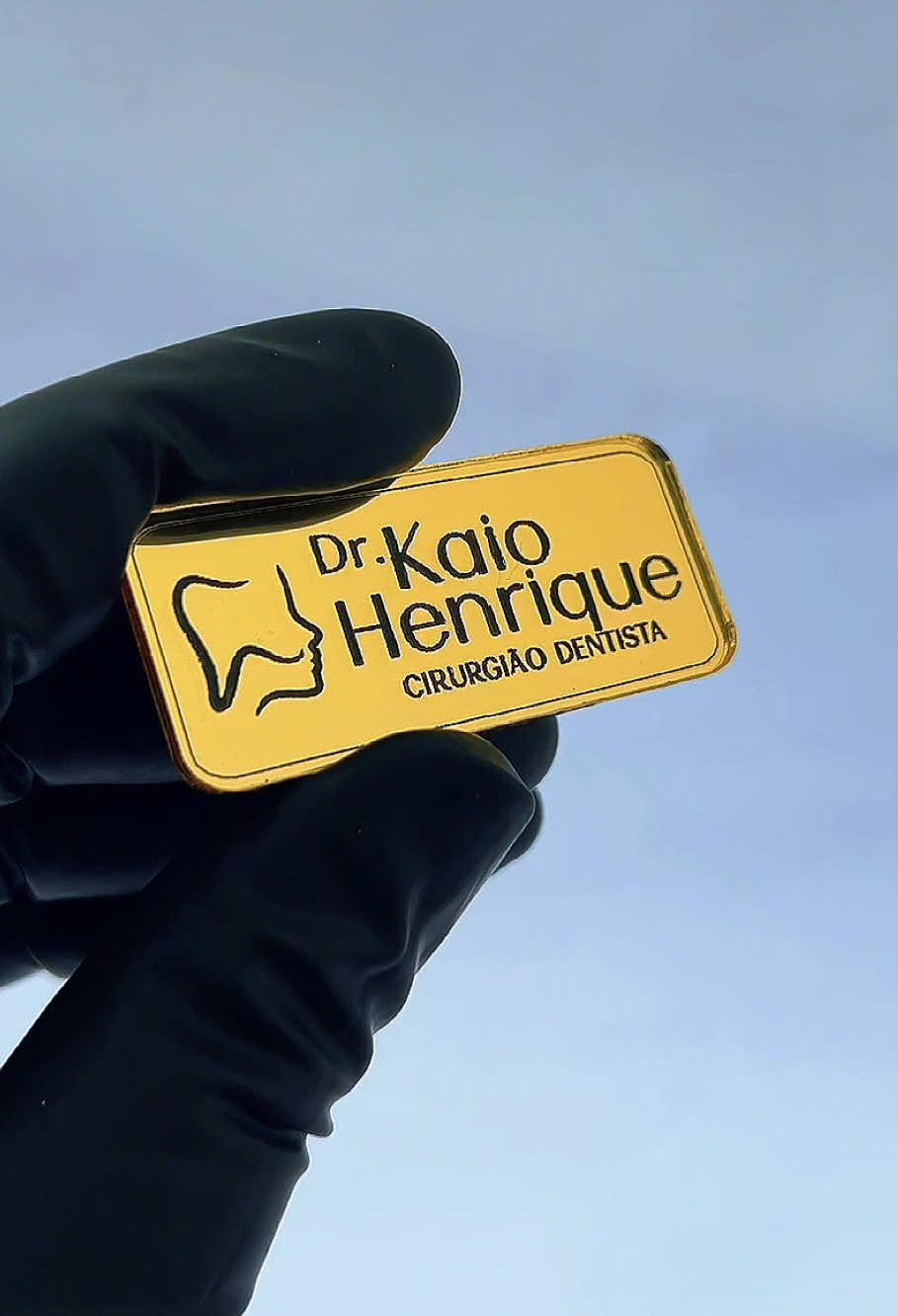 Um crachá comum? Nunca mais! 🥂 Transforme sua identidade em um acessório de respeito com nosso broche dourado espelhado. É personalizado com sua nome, sua profissão ou sua logo marca. #broche #logomarca #identidade #nail #dentista 