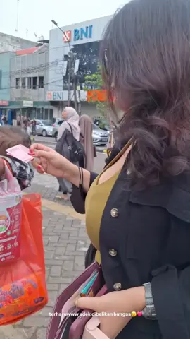 bought her a flower bcz her bf never did that to her. love u lil sis🌹❤️