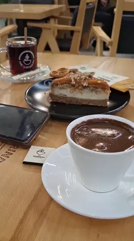 جمال #القهوة لا يُقاس بمذاقها فقط، بل بما تتركه فينا من سكونٍ ودفءٍ وحنين. هي لحظة هدوءٍ وسط ضجيج الحياة، ورائحةٌ تُعيد ترتيب المشاعر قبل أن يبرد القلب. #القهوة يا سادة… جمالها في تفاصيلها 