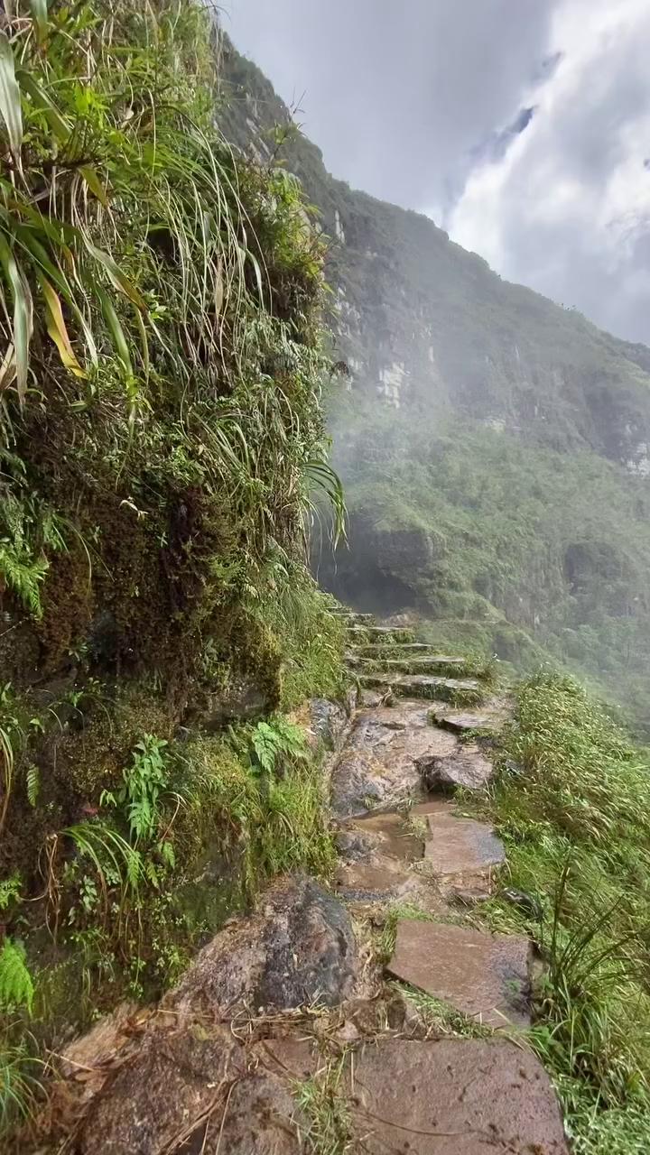 Imagina pararte al pie de la primera caída de San Pablo, una de las cataratas más impresionantes del mundo🏞️ La catarata Gocta, con 771 metros de caída total (considerada entre las más altas de Sudamérica), está rodeada de selva alta exuberante y más de 20 cascadas hermanas que te acompañarán en el camino. Una música natural y única que no podrás escuchar en ningún otro lado, solo en el Amazonas. Ven a Chachapoyas y déjate empapar por esta maravilla de la naturaleza✨ 📍Catarata Gocta, región Amazonas 📸 @andydiaz44_ #PerúWow #Gocta #AventuraNatural #SelvaAlta #VisitaPerú #Ecoturismo #MaravillasDelPerú