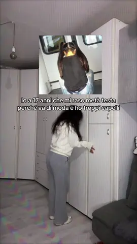 Diciamo che d’estate la mia testa stava fresca almeno❄️.  Se avete consigli su come farli crescere più velocemente scrivetemelo nei commenti🥹👉 E se vi va seguitemi, vi terrò aggiornate sui progressi del tappetino che ho in testa❤️ #capelli #rasatura #girl #hair #adolescence 
