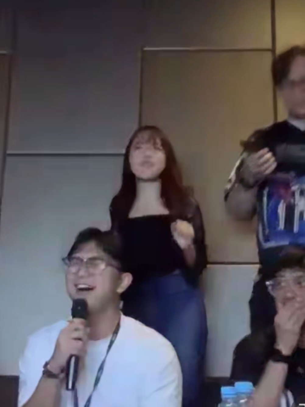 Pergi Pagi Pulang Pagi by Senkora @senkoraaaaa  Backing vocal sama back dancernya lebih heboh. @samudraelmer @pixiepameyzz hobah tim nyimak dl @arman_cungkring  #senkoranyanyi #elmerfamily #keluargaelmer #senkora #zenith 