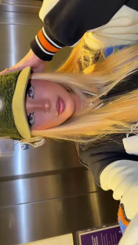 o elevador abrindo o moço: 👁️_👁️ 