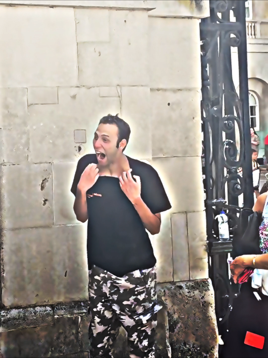 heart warming moment kingsguards ❤#thekingguard #kingsguards #horseguardsparade #peterellis #queensguard 