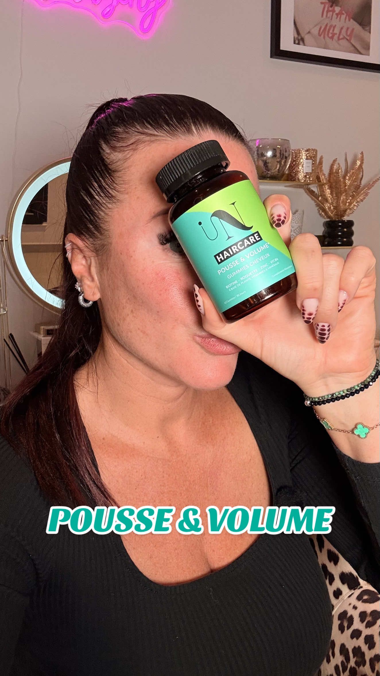 🍓 In Haircare Gummies – Pousse & éclat des cheveux en douceur ✨ Des cheveux plus forts, plus brillants et qui poussent plus vite… mais en version gourmande 😋 Les gummies In Haircare réunissent biotine, zinc, vitamine B6 & prêle, dans une formule vegan et délicieuse 🌿 💗 Freine la chute 💗 Stimule la pousse 💗 Renforce la fibre capillaire 🛒 Clique sur le panier orange et commence ta cure plaisir — tes cheveux vont adorer 💫 #InHaircare #GummiesCheveux #PousseDesCheveux #RoutineCapillaire #HairGoals  @In Haircare @Adopterz 