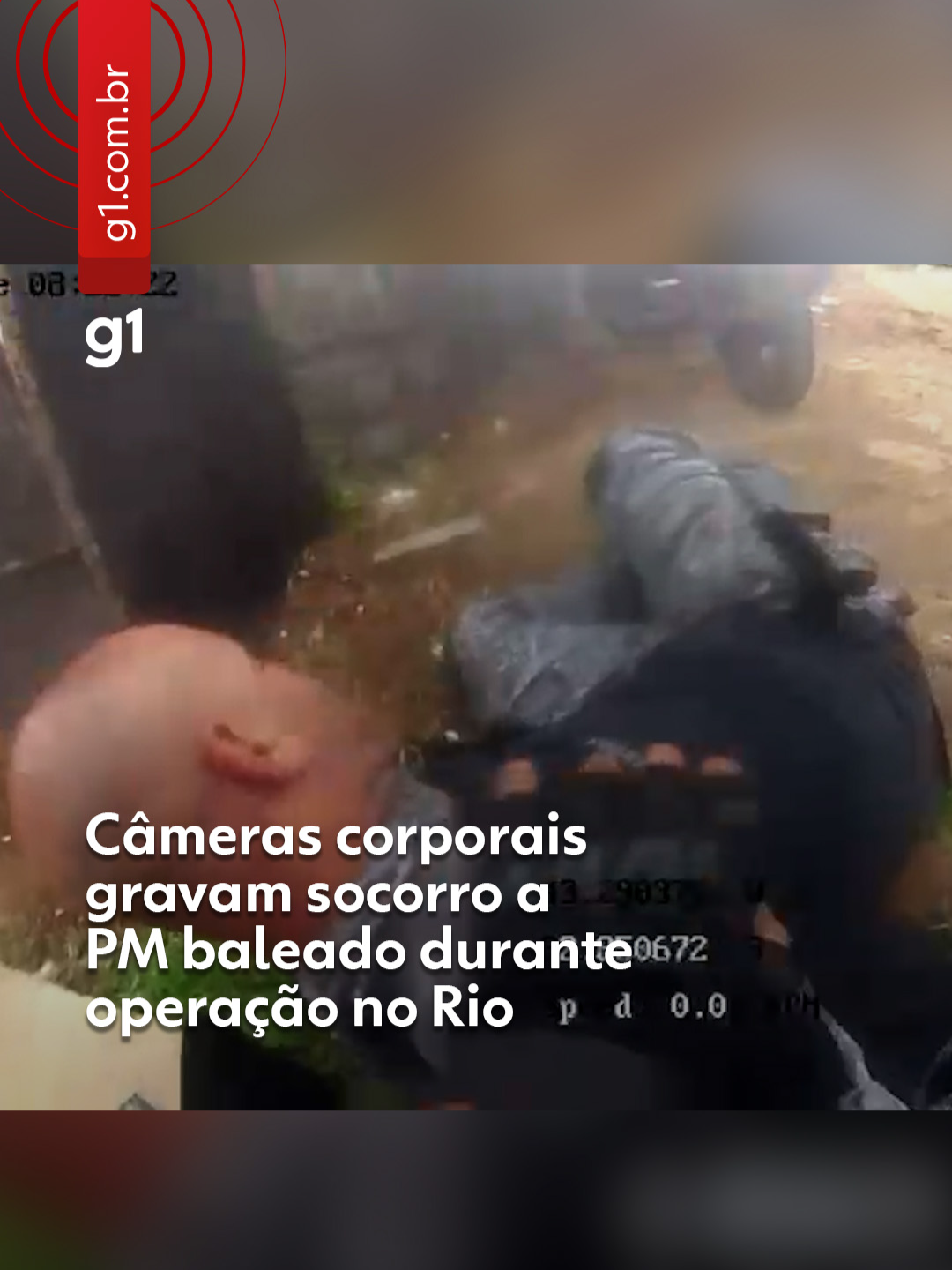 Rio de Janeiro - Câmeras corporais gravaram socorro a policial militar baleado durante a operação na megaoperação nos complexos do Alemão e da Penha contra o Comando Vermelho. O governo do RJ confirmou nesta quarta-feira (29) 121 mortos. Foram 4 policiais e 117 suspeitos, segundo o secretário da Polícia Civil, o delegado Felipe Curi. Foi a operação mais letal da história do estado. Moradores do Complexo da Penha, na Zona Norte do Rio de Janeiro, afirmaram ter encontrado pelo menos 74 corpos, que foram levados para a Praça São Lucas, na Estrada José Rucas, uma das principais da região, ao longo da madrugada desta quarta-feira (29). Curi disse que foram 63 corpos achados na mata. Veja a reportagem completa clicando em 'leia o artigo'. #g1 #g1local #RiodeJaneiro