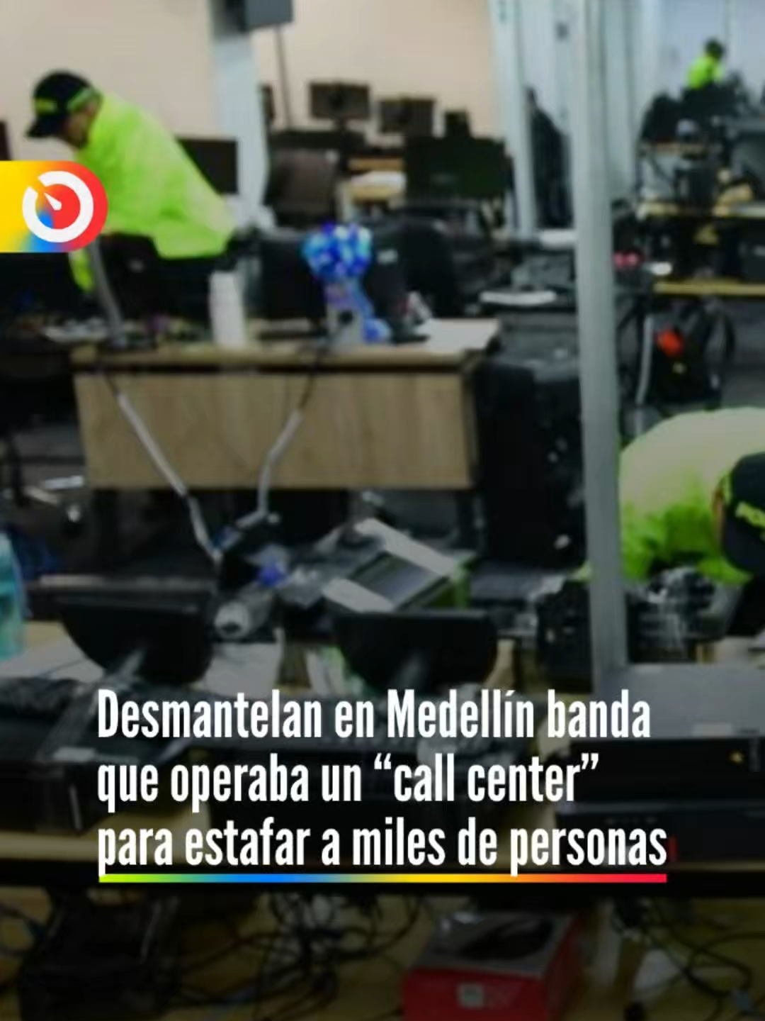 #Noticias Una operación conjunta entre la Policía y la Fiscalía desmanteló en Medellín una red de ciberdelincuentes que operaba desde un falso call center en El Poblado. La banda manejaba 14 plataformas de inversión falsas y obtenía hasta USD 5 millones mensuales con fraudes digitales. En el operativo capturaron a 14 personas y se incautaron equipos, dinero y vehículos de lujo.  Material original de redes policiamedellin  adaptado por Última Hora Col.  #Ciberdelincuencia #FraudeDigital #Medellín #Seguridad #PolicíaNacional