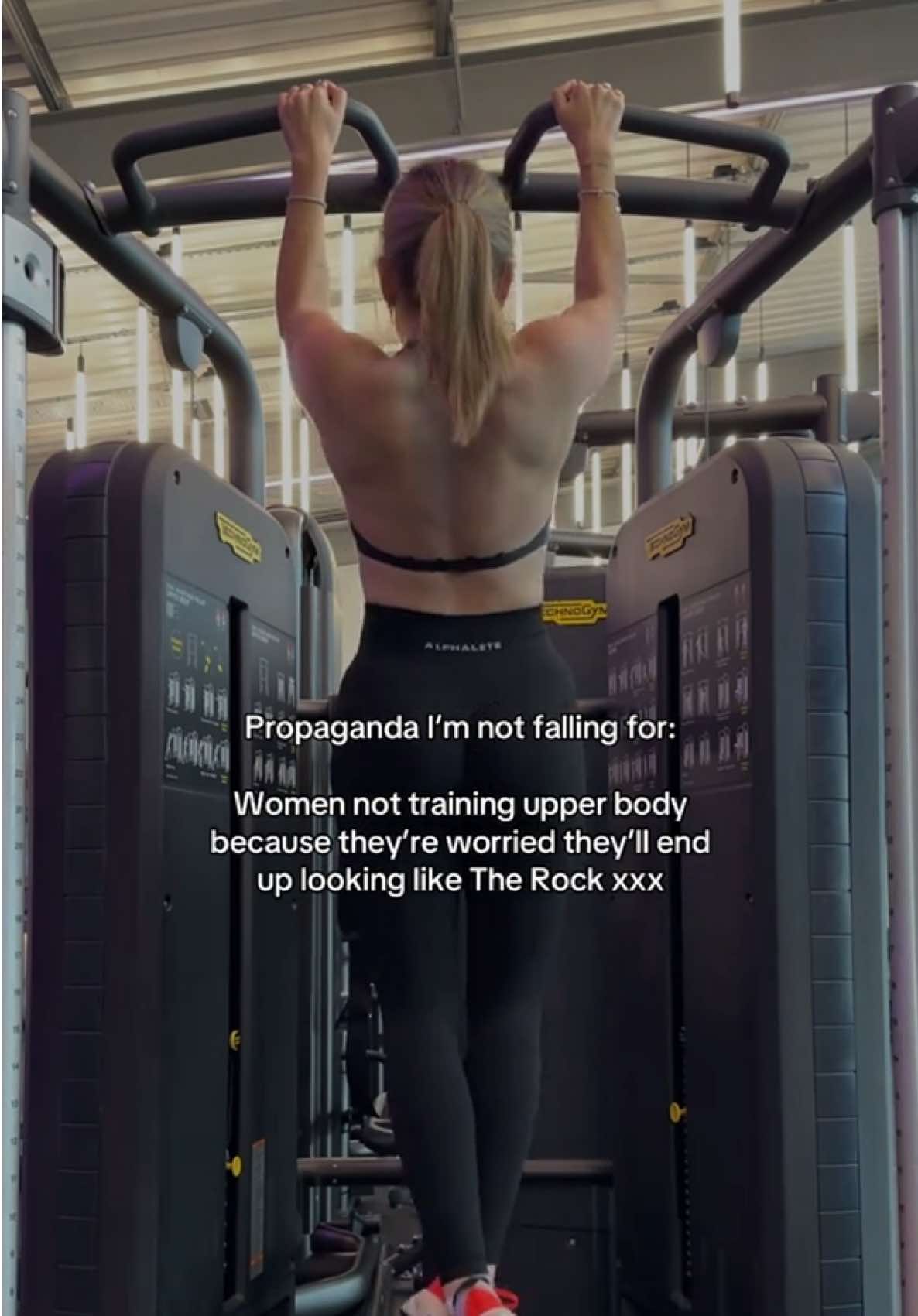 Training upper body = hourglass figure⏳🔥 #gymgirl #GymLife #upperbody #gymhumour #womenpullups 