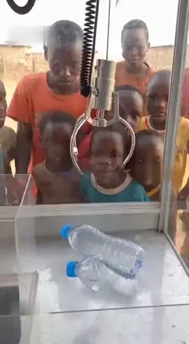 Дети в Африке играют за бутылку воды...😢 Когда для нас вода - просто из крана, для них это главный приз Маленькие дети в Африке играют в автомат, пытаясь выиграть бутылку воды - то, что для многих стало обыденным. Берегите то, что имеете #Африка #дети #вода #реальность #жизнь     