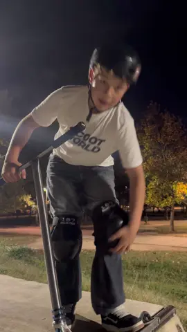 🛴 Día 3 seguido en el park… Dice que “una horita y nos vamos” 😅 Tres horas después… sigue ahí dándole 🔥 👉Dedicado a @Toni Castillo y @ScootWorld.es  #scooter #custom #flow #scoot #skatepark 
