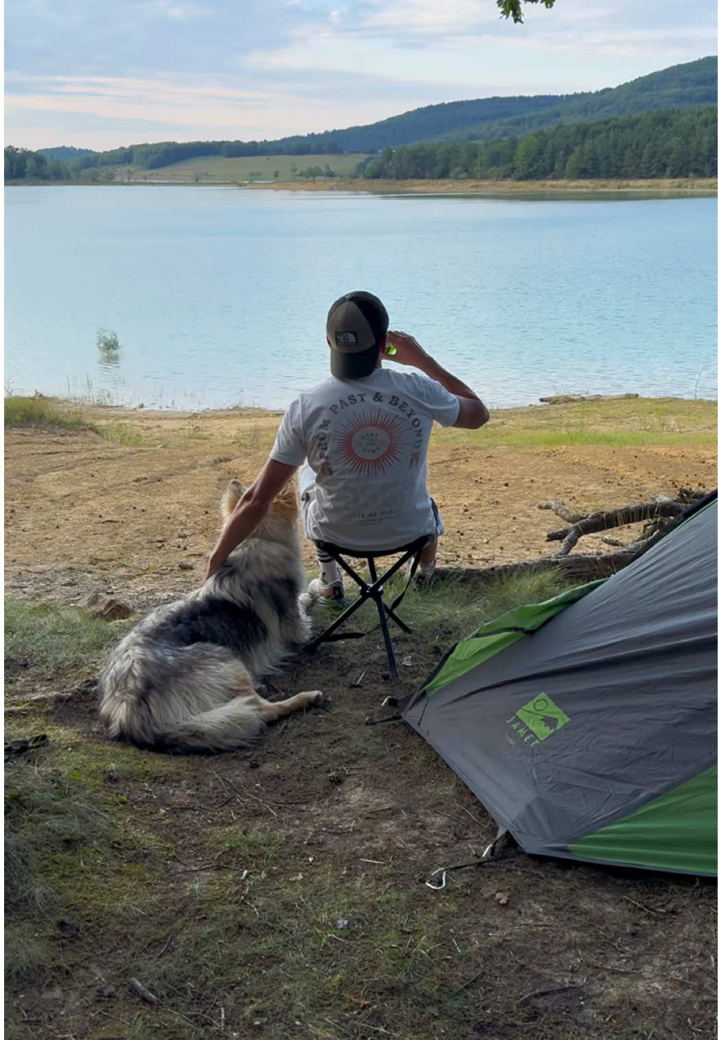 Canoë camping 🛶🏕️  #canoe #camping #wolfdog #adventuredog #campinglife 