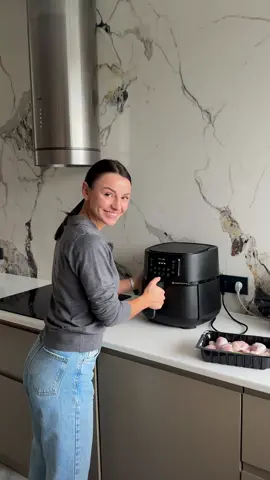 Готую свою улюблену «ліниву» вечерю в мультипечі 😄 Мінімум рухів — максимум смаку ✨ Гречка + курячі стегенця = ідеально 💛 Рецепт: 1️⃣ В чашу мультипечі висипаю 1 склянку гречки 2️⃣ Додаю 2 склянки води 3️⃣ Викладаю зверху курячі стегна 4️⃣ Сіль, перець, паприка, часник — за смаком 5️⃣ Додаю терту моркву та дрібно нарізану цибулю 6️⃣ Готую 40 хв при 190°C Все! Аромат на всю кухню, без зайвого посуду і нервів 😄 Спробуйте — ну дуже смачно 🤤 #рецепти #вечеря #легкийрецепт #гречка #курячістегна #мультипіч #швидкорецепт #домашняїжа #смачноіпросто #рецептиукраїнською #healthyfood #ідеядовечері #gologovets_відео 