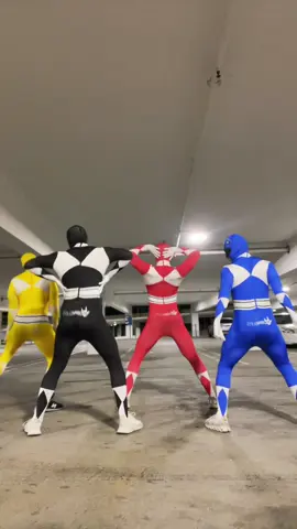 It’s morphing time 🔥 dc: @sasa #halloween #halloweencostume #groupcostume #dance #powerrangers 