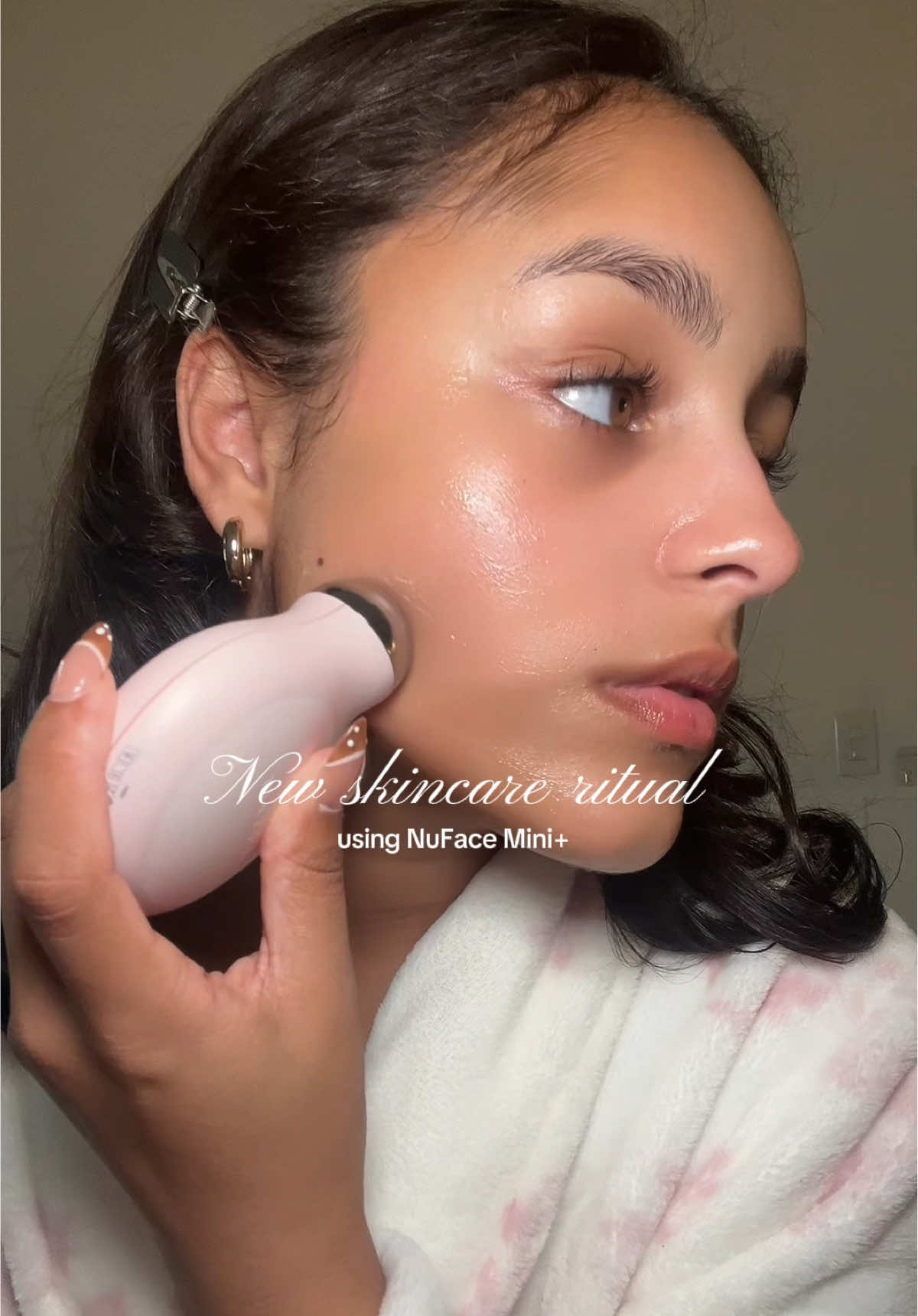 *gifted by NuFACE  The girlies in their 20s are investing in skincare! 🤍 would you give this a try? @mynuface #nufacemini #nufacedevice #skinsculpting #skincare #fyp 