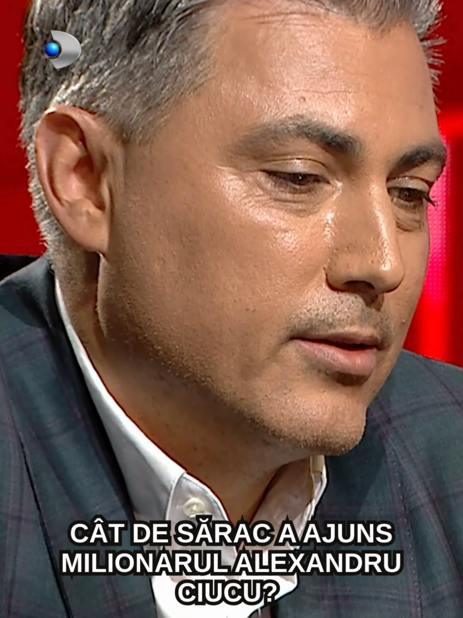 Cât de sărac a ajuns milionarul Alexandru Ciucu? În 2010, presa scria că „Cântăreața Alina Sorescu se mărită cu milionarul Alexandru Ciucu.” Patru ani mai târziu, acesta marca 75 de ani de tradiție a familiei în moda bărbătească, lansând o coliță aniversară de timbre și declarând: „Investiţia a fost mică, 10 euro bucata, dar va face tot posibilul ca la aniversarea a 100 de ani aceste timbre să valoreze de cel puţin 100 de ori mai mult.” În 2022, vila lui de 2.000 mp era evaluată la jumătate de milion de euro, iar el conducea un bolid de 150.000 de euro. Un an mai târziu însă, 7 din cele 10 firme ale sale fuseseră închise, iar cele rămase produceau venituri de doar 133.000 de lei pe lună — deși, la divorț, a declarat un venit lunar de 807 lei. #40deintrebari #40deintrebaricudeniserifai #kanaldromania #deniserifai #alexandruciucu #showbiz