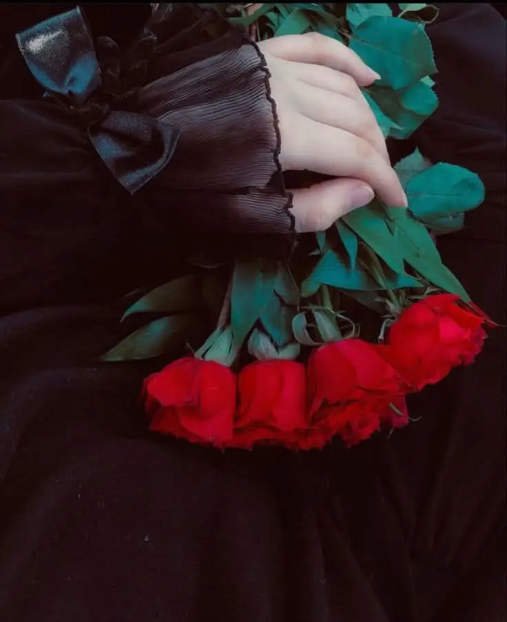 كلمّا تركتَ مسافه بينك وبين الآخرين نجوت، فالقرب لم يعد يجلب إلا الخيبة..