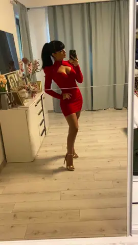 Își mai amintește cineva rochia asta?😅❤️‍🔥Câtă melancolie.. #teodorabanica  