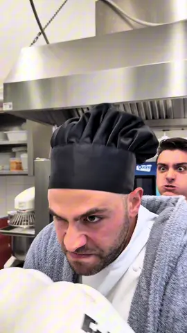 When you have to wash the dishes and it always turns into a fight with the spring kitchen faucet/tap… if you ever worked in a kitchen you know what I am talking about it 🤣   #boxing #cheflife #comedy #restaurant #fight 