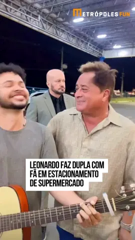 Emocionante! Cantando em frente a um supermercado em Goiânia, Gabriel Cedric foi surpreendido pela presença do cantor Leonardo. Juntos, eles interpretaram a música “Deu Medo”, um dos sucessos da dupla Leandro & Leonardo. O jovem piauiense deixou sua terra natal com R$ 75 no bolso e o sonho de seguir carreira na música sertaneja na capital goiana. “Eu me tornei um grande fã e admirador do seu trabalho”, escreveu Gabriel na legenda do vídeo, em referência ao ídolo. O encontro emocionou os fãs e viralizou nas redes sociais. ➡️ Leia mais no metropoles.com 🍿 Siga o @metropolesfun 📹 Reprodução #entretênews