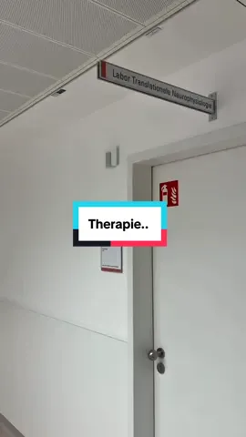 ch nehme euch mit bei meiner aktuellen Therapie in Frankfurt. Es wird hier die TMS-Therapie gemacht, was eine Magnetstimulation ist. Dabei werden die bestimmten Regionen in meinem Gehirn stimuliert. Es sollen die Nervenzellen angesprochen werden, die für die Funktionalität von meinem Arm und meiner Hand zuständig sind. Im Anschluss daran geht’s dann fix zur Physiotherapie, um  die gesteigerte Leistungsfähigkeit voll auszunutzen. Für mich ist dss eine ganz neue Form der Therapie & ich habe viel Hoffnung. Habt ihr euch die Therapie so vorgestellt? #strokesurvivor 