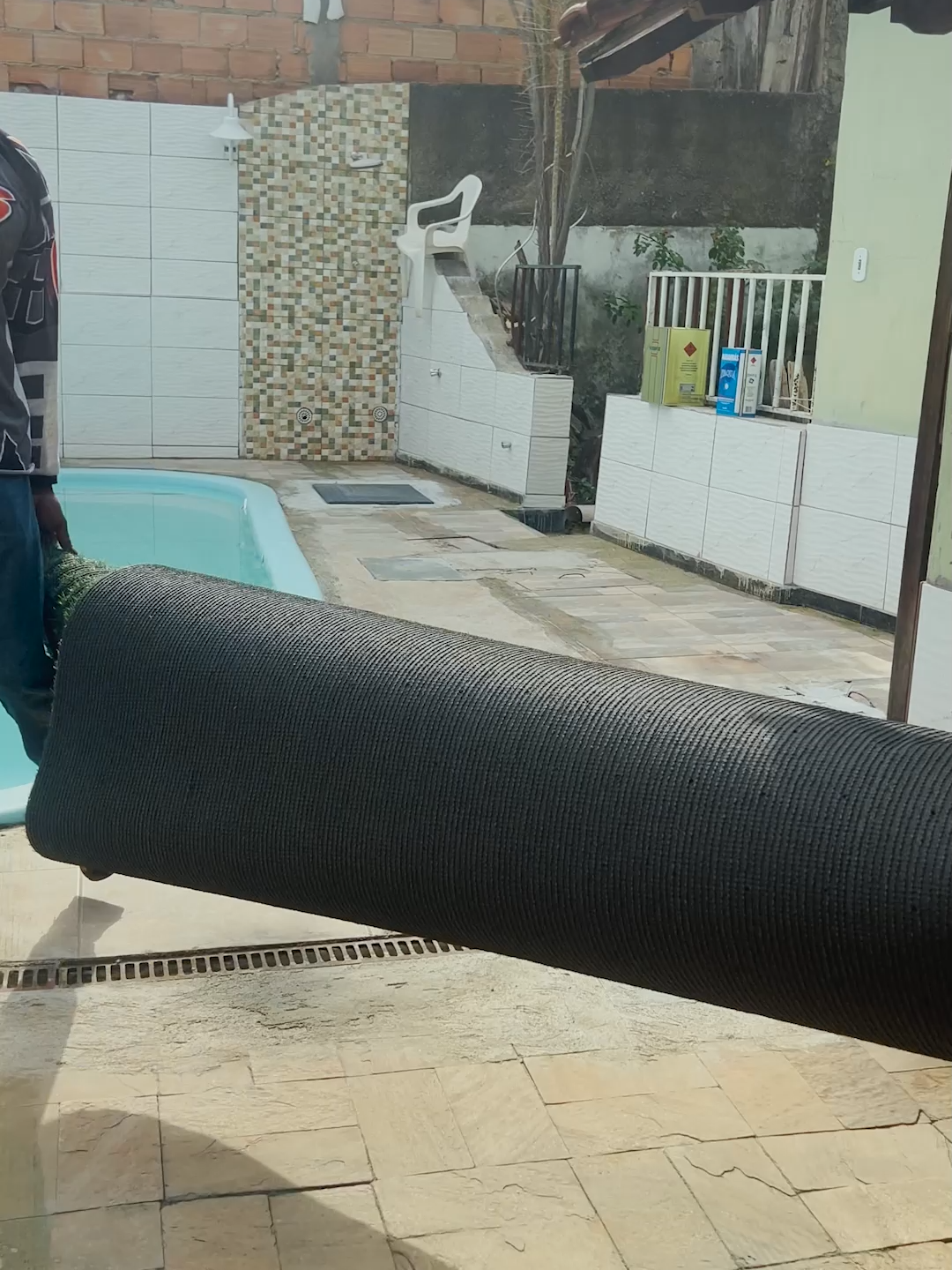 Aquele momento satisfatório de ver a transformação acontecendo. 🌱✨ Instalação de grama sintética ao redor da piscina é muito mais que estética: é segurança, conforto e praticidade para você e sua família aproveitarem cada segundo sem preocupação. ✅ Superfície antiderrapante que reduz riscos de quedas ✅ Conforto térmico — sem queimar os pés no calor ✅ Zero manutenção: sem poda, rega ou produtos químicos ✅ Piscina sempre limpa, sem lama ou sujeira entrando na água ✅ Beleza impecável o ano todo Seu espaço de lazer merece esse upgrade. Do planejamento à instalação, a Master cuida de cada detalhe com acabamento profissional e materiais de alta performance. Pronto para transformar sua área de piscina?