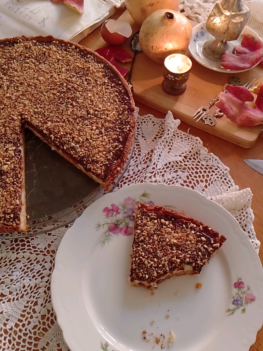 الوصفة 👇🏻  250غ مرغرين  ملح وفانيلا  قرفة  2 ملاعق سكر  2 ملاعق عسل  بيضة  ملعقة صغيرة خميرة كيميائية  فرينة  الكريمة  لتر حليب  5 ملاعق سكر  5 ملاعق نشاء  فانيلا  بيضة  للتزيين  شوكولاطة سوداء و مكسرات  follow for more 🫶🏻 ✨  #تحلية #تحلية_سريعة_سهلة #اكسبلورexplore #fyp 