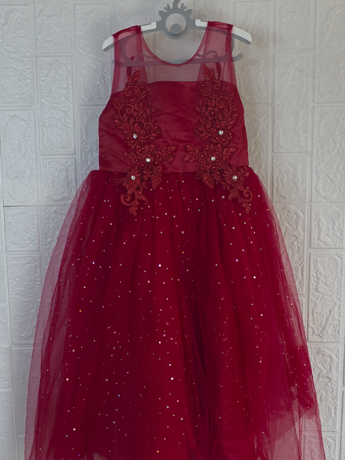 ❤️✨ ¡Brillo y elegancia en cada paso! Este vestido rojo con delicados bordados y detalles en lentejuelas es ideal para esos momentos especiales donde tu niña merece destacar ✨ Su diseño combina encanto, movimiento y un toque de magia que robará miradas 💫 📲 WhatsApp: 8452-8445 📍 Colectivo Blooming — Plaza Eclipse, Módulo E42B