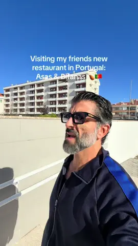 I once ate 53 wings and drank 3 pitchers of beer in one sitting. I don’t think I could do that now 😆 @Vaticano Aveiro  #asas #bifanas #aveiro #wings #louieinportugal 