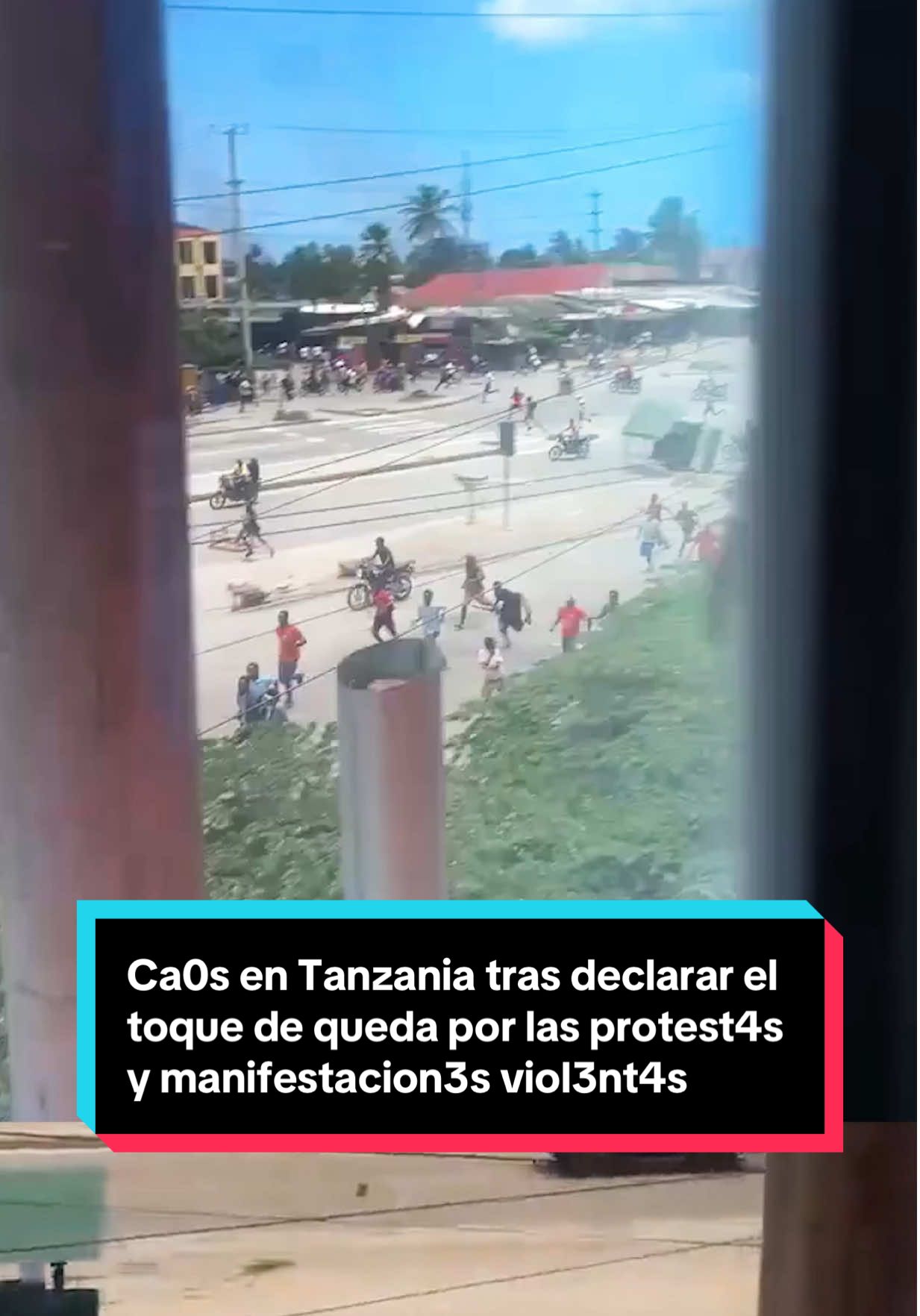 La Policí4 de Tanzania declara el toque de queda en Dar es-Salam tras la oleada de protest4s vi0lent4s relacionadas con las recientes elecciones generales.  👉 Las manifestaciones se originaron después de la descalificación de candidatos importantes de la oposición, provocando altercad0s en la calle. En el vídeo se puede ver cómo numerosas personas corren de manera agitada mientras se escuchan los disturbi0s de fondo.  #Noticias #Actualidad #Tanzania #Protestas #UltimaHora 