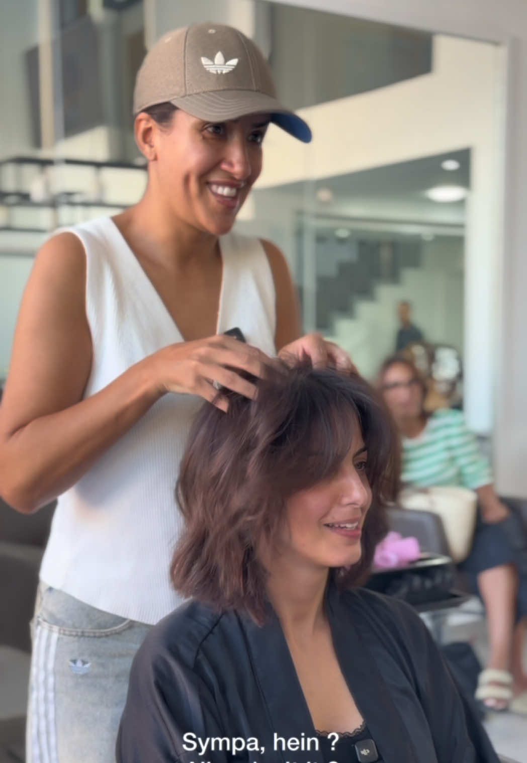 Ma chère amie Fazilé avait envie de changement… et quel beau résultat. Un carré plein de caractère, une frange rideau pour encadrer son joli visage et un wavy léger pour sublimer le tout.  Merci du fond du cœur ma belle pour ta confiance et ton soutien depuis toujours ❤️ #hairtransformation #fyp #pourtoi #bobhaircut #friend 