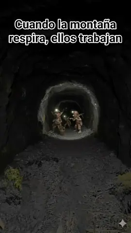 🍀🍯🍄💎La Veta Profunda está viva. 🤫 La noche nunca termina en los túneles olvidados. Solo se escucha el goteo constante del agua y el roce apresurado de sus pies sobre la grava... Estos dos pequeños mineros acaban de completar una jornada crucial. Uno carga su cesto, quizás repleto de cristales de la tierra o del oro más puro. El otro, en guardia con su herramienta, sabe que los tesoros tienen muchos ojos. Su misión es clara: proteger lo que han extraído antes de que amanezca. Mira sus linternas. ¿Qué crees que vieron al fondo del túnel para llevar tanta prisa? 👀 ¡Cuéntanos tu teoría! ¿Qué ocultan estos duendes en su canasta? ✨🍯🍄💎 #misduendes369 #duendes #duendesyhadas #mundomagico #duende 